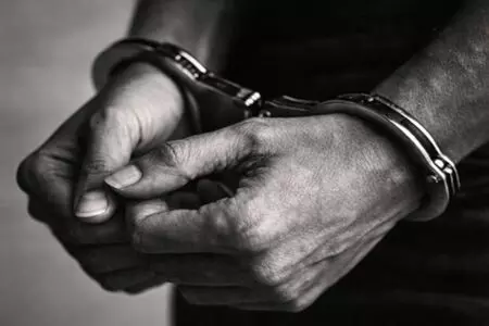 प्रॉपर्टी डीलर की हत्या के मामले में दंपति और दो बेटे गिरफ्तार प्रॉपर्टी डीलर की हत्या के मामले में दंपति और दो बेटे गिरफ्तार