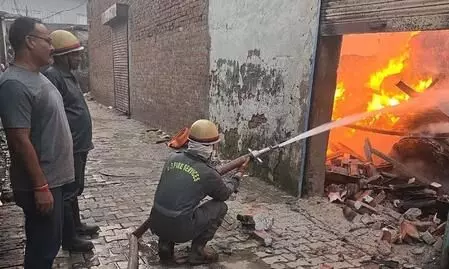 साहिबाबाद पेपर मार्ट में भीषण आग, बड़ा हादसा टला साहिबाबाद पेपर मार्ट में भीषण आग, बड़ा हादसा टला