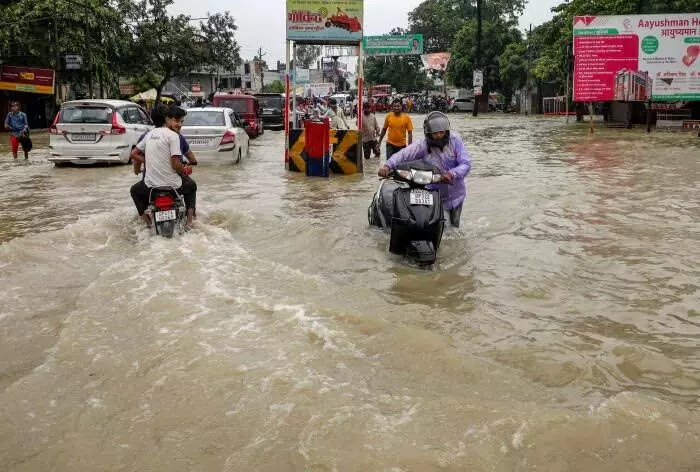 यूपी में भारी बारिश के बीच राहत-बचाव जारी, नेपाल सीमा से सटे जिलों में विशेष निगरानी यूपी में भारी बारिश के बीच राहत-बचाव जारी, नेपाल सीमा से सटे जिलों में विशेष निगरानी