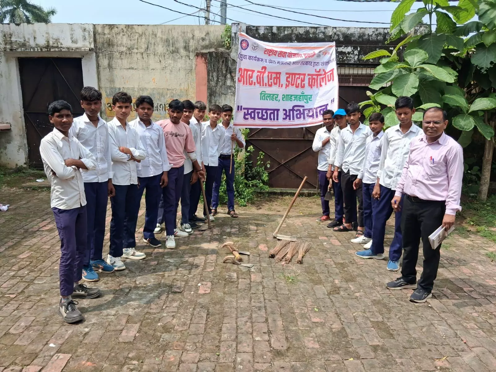 स्वच्छता कार्यकलाप दिवस पर छात्रों ने चलाया सफाई अभियान स्वच्छता कार्यकलाप दिवस पर छात्रों ने चलाया सफाई अभियान