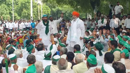 नोएडा में 10 तिशत भूखंड की मांग पर तीसरे दिन भी किसानों का धरना जारी नोएडा में 10 तिशत भूखंड की मांग पर तीसरे दिन भी किसानों का धरना जारी