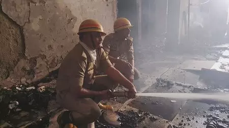 गाजियाबाद: पार्श्वनाथ मजेस्टिक सोसायटी के फ्लैट में लगी भीषण आग, बाल-बाल बचे लोग गाजियाबाद: पार्श्वनाथ मजेस्टिक सोसायटी के फ्लैट में लगी भीषण आग, बाल-बाल बचे लोग