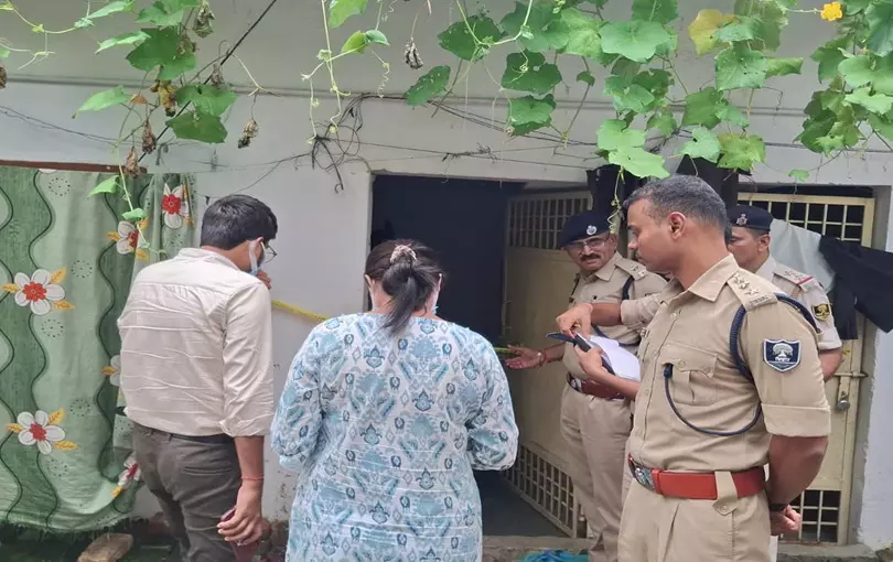 मुजफ्फरपुर: मजदूर की बेरहमी से हत्या, दोनों आंखें फोड़ीं, पत्नी-बच्चे गायब मुजफ्फरपुर: मजदूर की बेरहमी से हत्या, दोनों आंखें फोड़ीं, पत्नी-बच्चे गायब