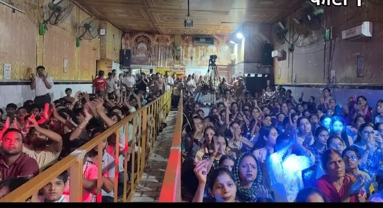 गणपति बप्पा मोरया के नारों से गूंजा मंदिर परिसर गणपति बप्पा मोरया के नारों से गूंजा मंदिर परिसर