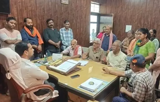 रोलर फ्लोर मिल के धूल-धुएं और शोर से परेशान ग्रामीण, SDM से की शिकायत रोलर फ्लोर मिल के धूल-धुएं और शोर से परेशान ग्रामीण, SDM से की शिकायत