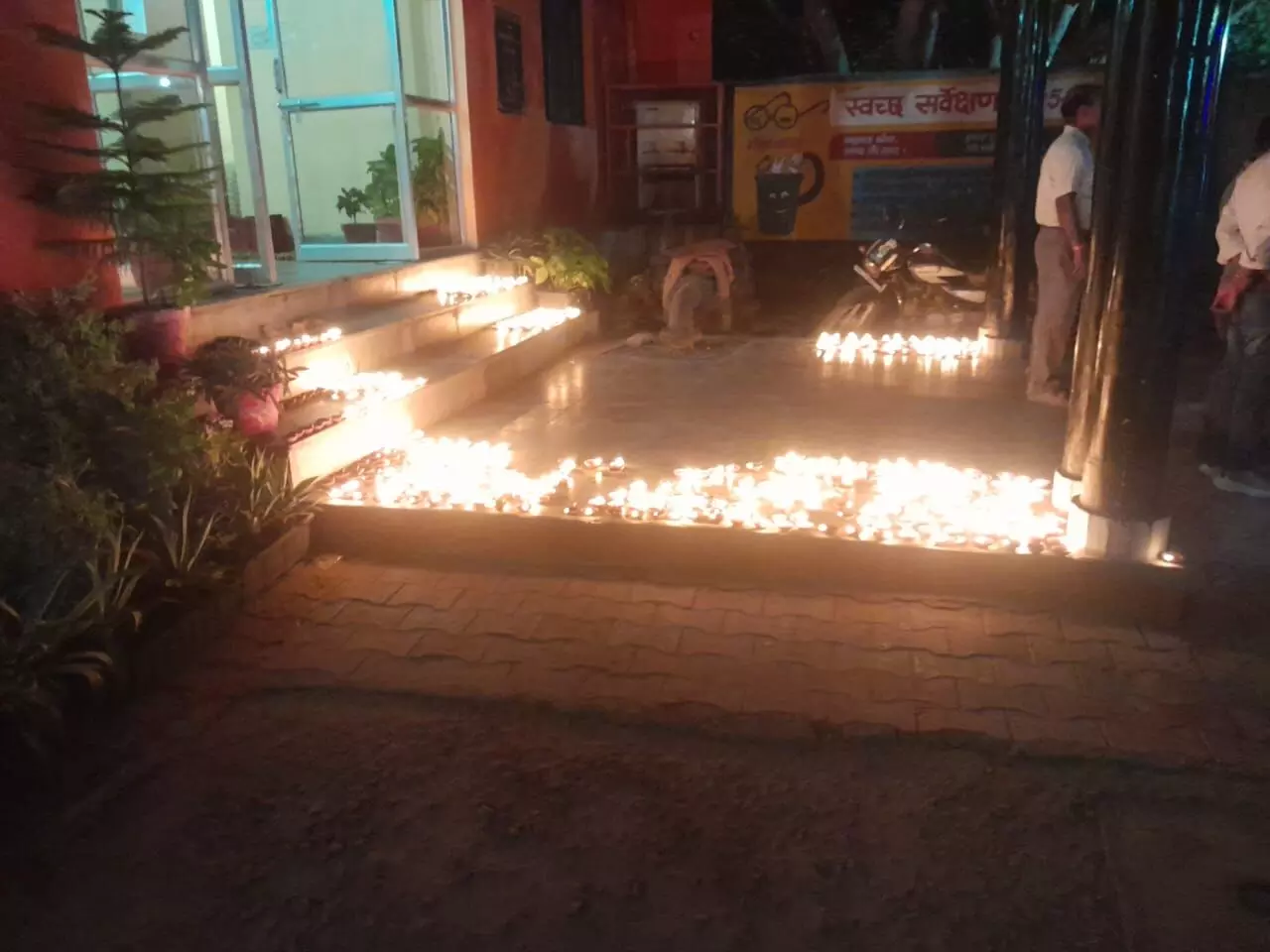 1001 दीपों से जगमगाया नगर पंचायत परिसर 1001 दीपों से जगमगाया नगर पंचायत परिसर