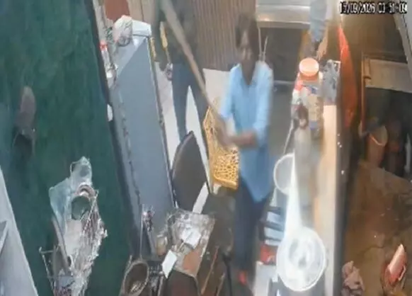 मसूरी में रेस्टोरेंट में घुसकर युवक और साथियों पर लाठी-डंडों से हमला, CCTV फुटेज वायरल मसूरी में रेस्टोरेंट में घुसकर युवक और साथियों पर लाठी-डंडों से हमला, CCTV फुटेज वायरल