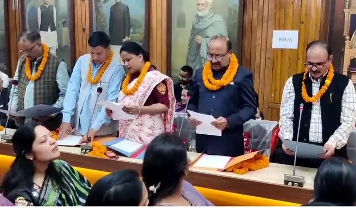 मसूरी नगर पालिका के नामित पांच सभासदों ने ली पद एवं गोपनीयता की शपथ मसूरी नगर पालिका के नामित पांच सभासदों ने ली पद एवं गोपनीयता की शपथ