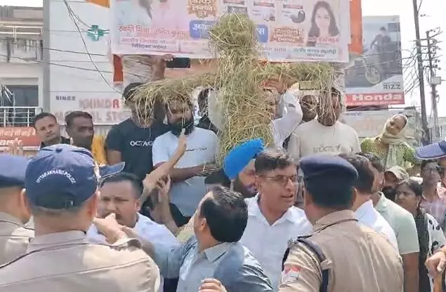 UPI नीति के विरोध में कांग्रेस का प्रदर्शन, पीएम का पुतला फूंका UPI नीति के विरोध में कांग्रेस का प्रदर्शन, पीएम का पुतला फूंका