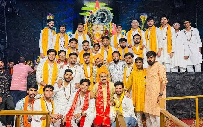 युवा गणेश मंडल के सदस्यों ने की हापुड़ के राजा की आरती युवा गणेश मंडल के सदस्यों ने की हापुड़ के राजा की आरती