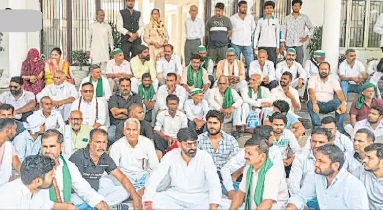 गौरव त्यागी हत्याकांड में न्याय की मांग को लेकर कलेक्ट्रेट पर धरना, डीएम को सौंपा ज्ञापन गौरव त्यागी हत्याकांड में न्याय की मांग को लेकर कलेक्ट्रेट पर धरना, डीएम को सौंपा ज्ञापन
