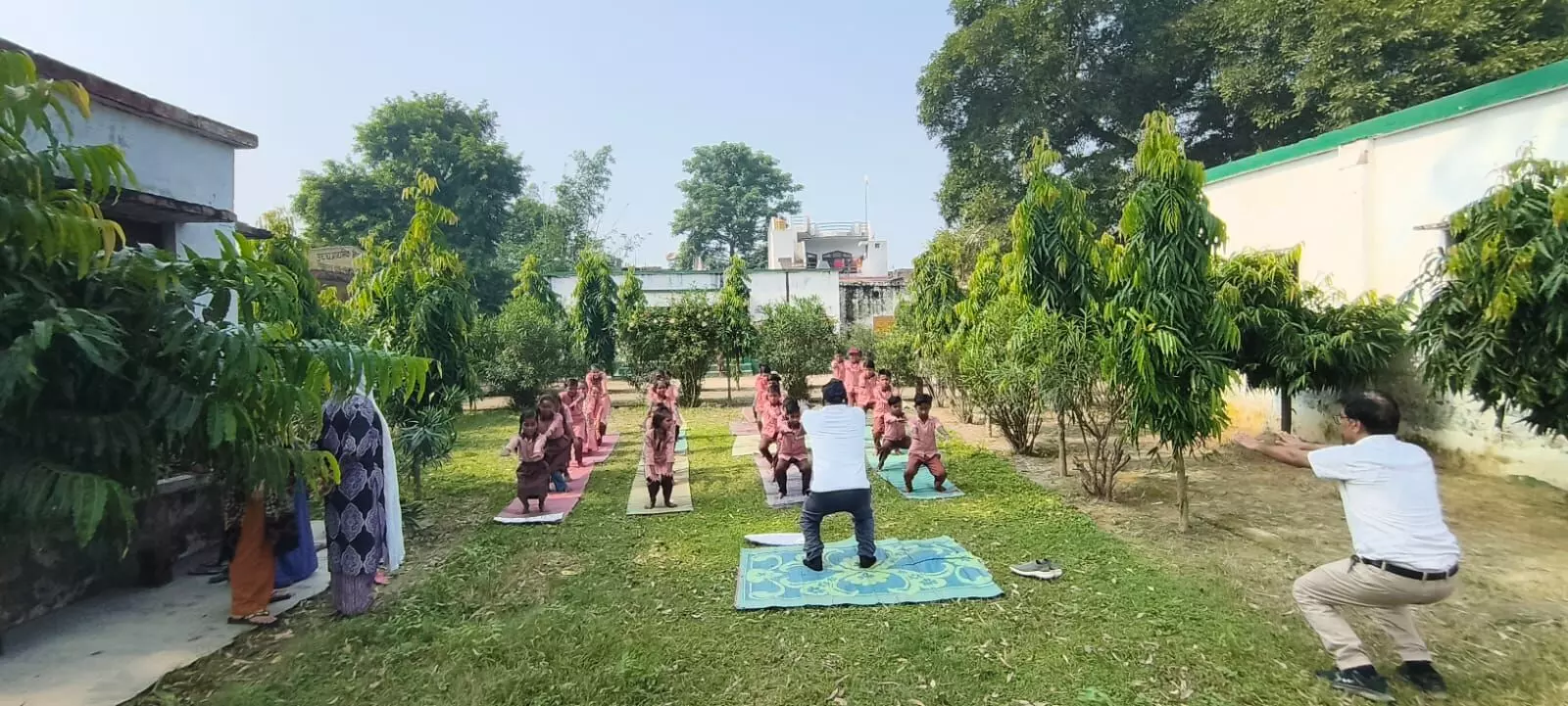 पोषण माह में विद्यार्थियों को कराया योगाभ्यास पोषण माह में विद्यार्थियों को कराया योगाभ्यास