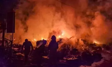 जयपुर के मर्सिडीज वर्कशॉप में आग, आठ लग्जरी कारें जलकर हुईं राख जयपुर के मर्सिडीज वर्कशॉप में आग, आठ लग्जरी कारें जलकर हुईं राख