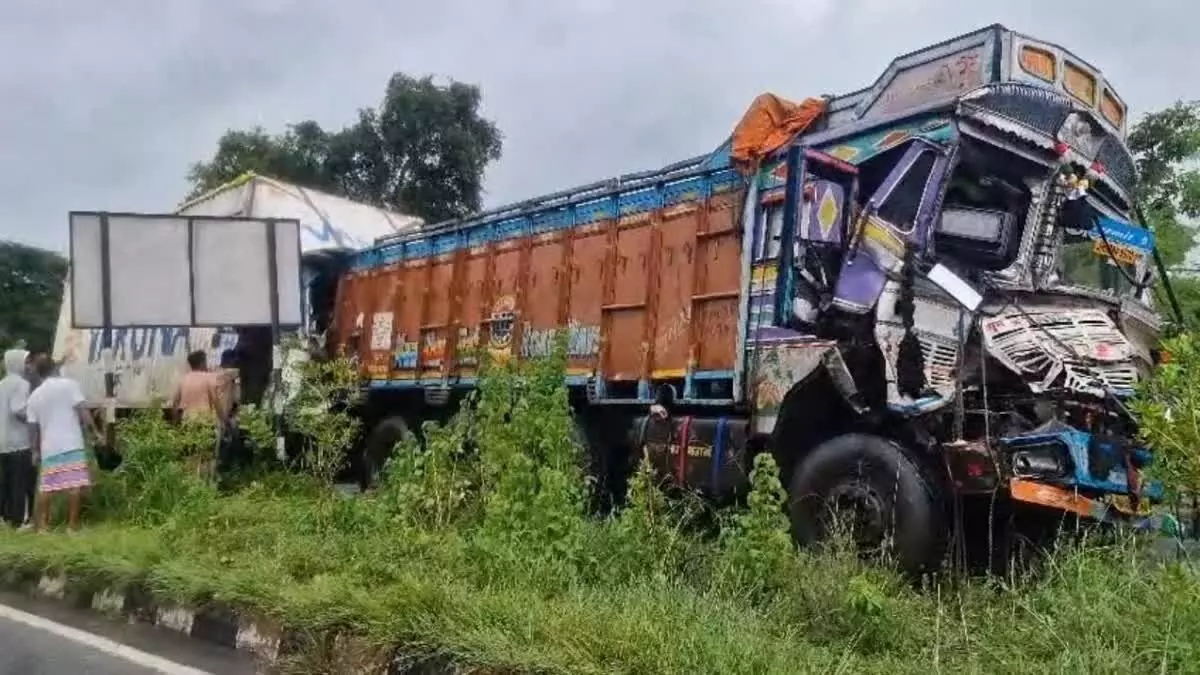 तमाड़ में ट्रकों की भीषण टक्कर, 6 घंटे तक केबिन में फंसा रहा चालक तमाड़ में ट्रकों की भीषण टक्कर, 6 घंटे तक केबिन में फंसा रहा चालक