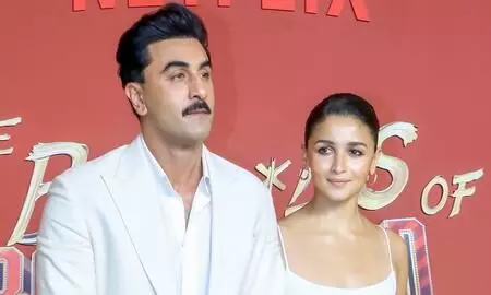 ‘लव एंड वॉर’ के फर्स्ट लुक पर आलिया भट्ट ने रणबीर कपूर को कहा- हे हैंडसम ‘लव एंड वॉर’ के फर्स्ट लुक पर आलिया भट्ट ने रणबीर कपूर को कहा- हे हैंडसम