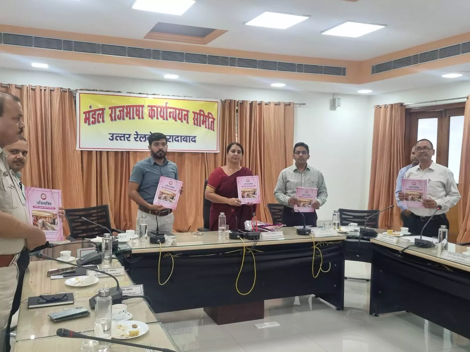 Moradabad : रेलवे राजभाषा बैठक में अभिव्यक्ति पत्रिका का हुआ विमोचन Moradabad : रेलवे राजभाषा बैठक में अभिव्यक्ति पत्रिका का हुआ विमोचन