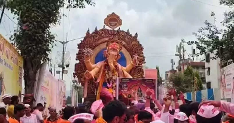महाराष्ट्र-गुजरात में धूमधाम हुआ गणपति विसर्जन, ढोल-ताशों के साथ निकले विशाल जुलूस महाराष्ट्र-गुजरात में धूमधाम हुआ गणपति विसर्जन, ढोल-ताशों के साथ निकले विशाल जुलूस