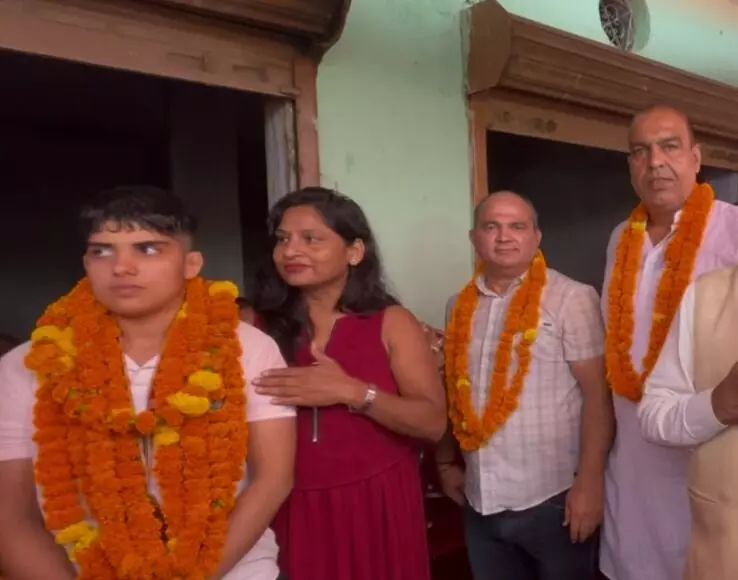 रिमझिम बारिश में बरसीं फूलों की पंखुड़ियां, स्वर्ण पदक लेकर गांव लौटीं खुशी रिमझिम बारिश में बरसीं फूलों की पंखुड़ियां, स्वर्ण पदक लेकर गांव लौटीं खुशी