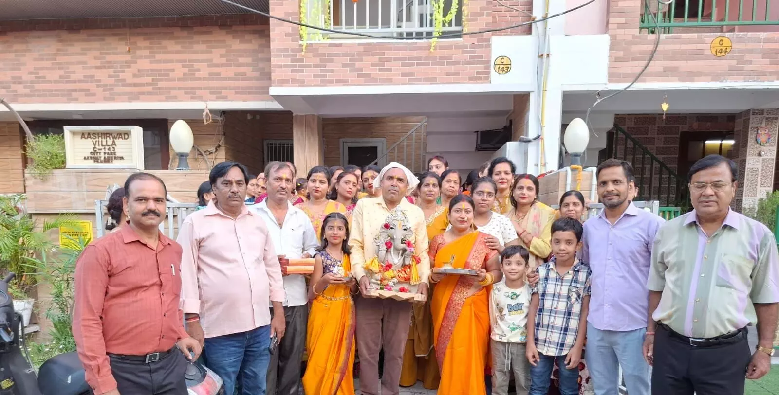 गणपति बप्पा मोरया... अगले बरस तू जल्दी आ! गाजे-बाजे के साथ गणपति को दी विदाई गणपति बप्पा मोरया... अगले बरस तू जल्दी आ! गाजे-बाजे के साथ गणपति को दी विदाई