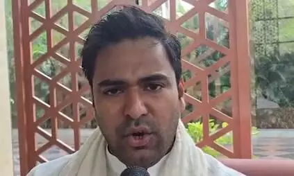 पीएम मोदी के क्योटो में घुटने तक भरा पानी, स्कूल नहीं जा पा रहे बच्चे: वरुण चौधरी पीएम मोदी के क्योटो में घुटने तक भरा पानी, स्कूल नहीं जा पा रहे बच्चे: वरुण चौधरी