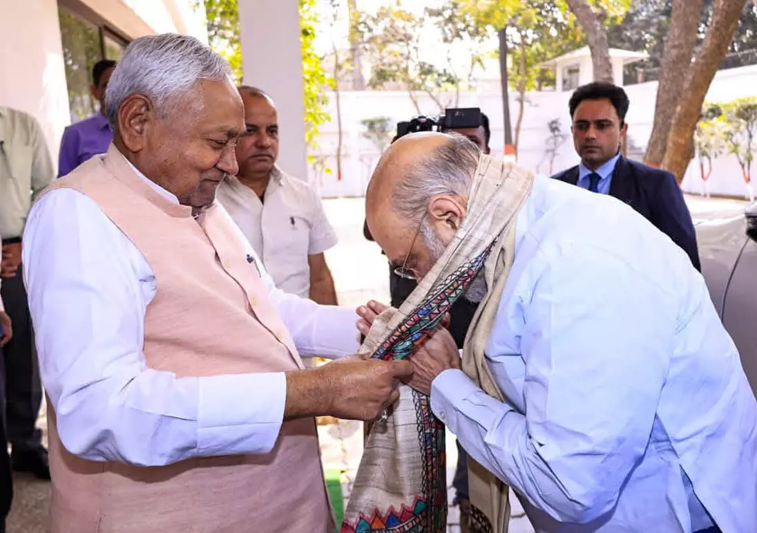 नीतीश ने निभाई ‘बड़े भाई’ की भूमिका, एनडीए के संकट में जेडीयू-भाजपा के साथ नीतीश ने निभाई ‘बड़े भाई’ की भूमिका, एनडीए के संकट में जेडीयू-भाजपा के साथ