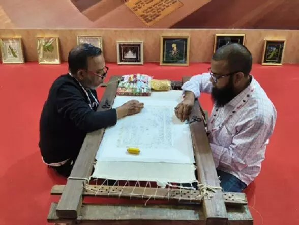 यूपी ट्रेड शो : आगरा के ताज हैंडीक्राफ्ट स्टॉल पर दिखा हाथ का हुनर, ज्वेल कारपेट बनाने में लगता है डेढ़ माह यूपी ट्रेड शो : आगरा के ताज हैंडीक्राफ्ट स्टॉल पर दिखा हाथ का हुनर, ज्वेल कारपेट बनाने में लगता है डेढ़ माह