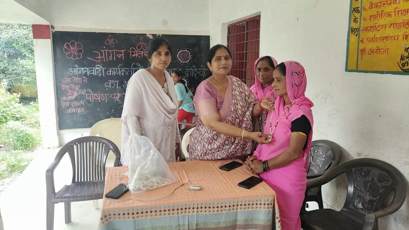 आंगनवाड़ी कार्यकर्ताओं का सम्मान, नौनिहालों में बांटे फल आंगनवाड़ी कार्यकर्ताओं का सम्मान, नौनिहालों में बांटे फल