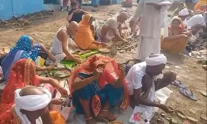 औरंगाबाद: पुनपुन तट पर पितृ मोक्ष के लिए उमड़े श्रद्धालु, हजारों लोगों ने किया पिंडदान औरंगाबाद: पुनपुन तट पर पितृ मोक्ष के लिए उमड़े श्रद्धालु, हजारों लोगों ने किया पिंडदान