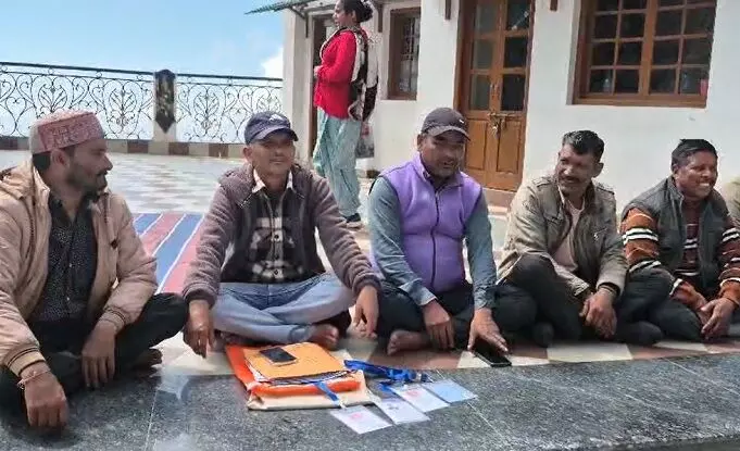 मसूरी में गोल्फ कार्ट संचालन और रोजगार की मांग को लेकर श्रमिकों की भूख हड़ताल शुरू मसूरी में गोल्फ कार्ट संचालन और रोजगार की मांग को लेकर श्रमिकों की भूख हड़ताल शुरू