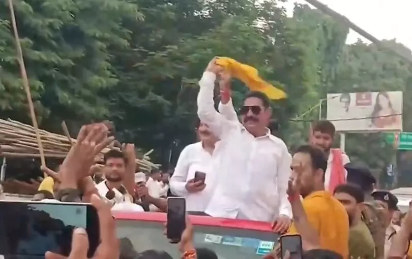 बिहार MLC चुनाव: अनुज सिंह के नामांकन में पहुंचे अनंत सिंह, JDU की बढ़ी टेंशन बिहार MLC चुनाव: अनुज सिंह के नामांकन में पहुंचे अनंत सिंह, JDU की बढ़ी टेंशन