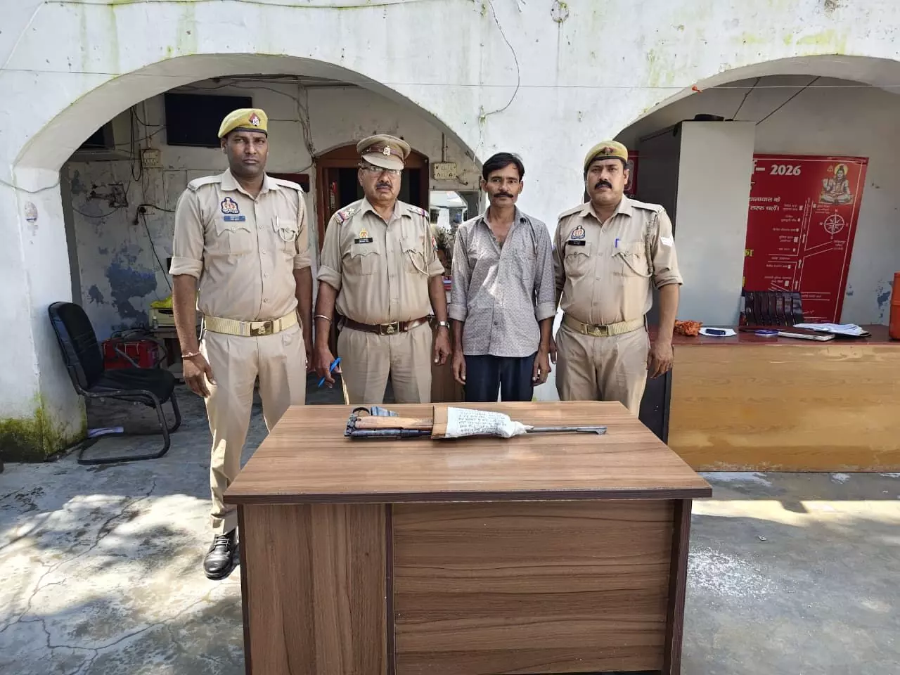 अल्हागंज पुलिस ने वांछित आरोपी को किया गिरफ्तार, लाइसेंसी राइफल बरामद अल्हागंज पुलिस ने वांछित आरोपी को किया गिरफ्तार, लाइसेंसी राइफल बरामद