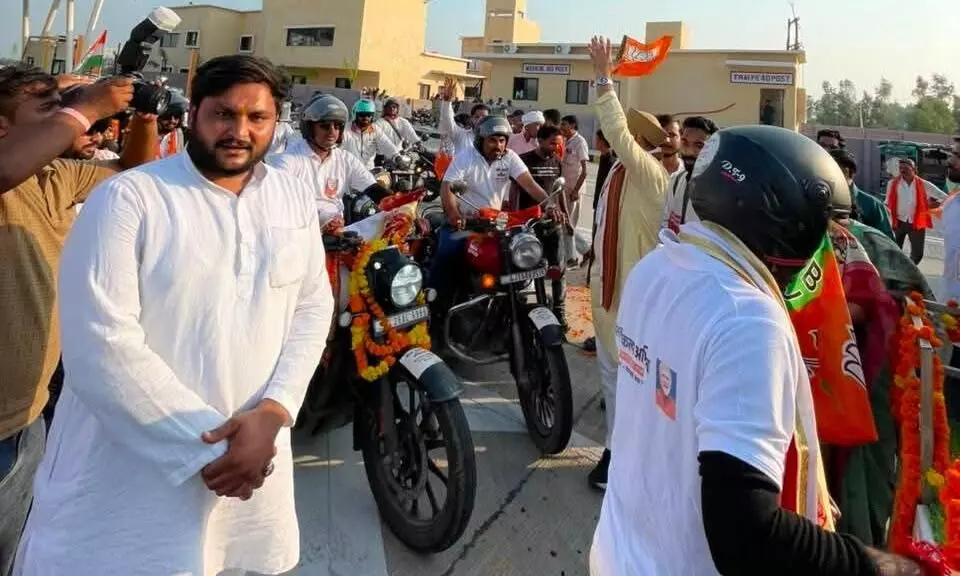 सेवा संकल्प यात्रा का शाहजहांपुर में भव्य स्वागत, पुष्पवर्षा कर किया अभिनंदन सेवा संकल्प यात्रा का शाहजहांपुर में भव्य स्वागत, पुष्पवर्षा कर किया अभिनंदन