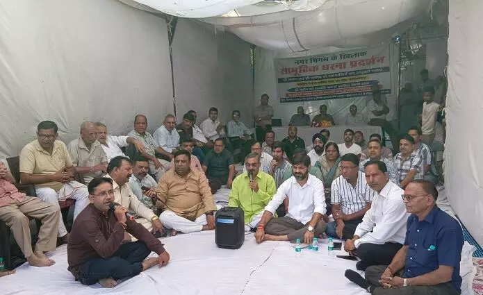 नगर निगम के खिलाफ बी और सी ब्लॉक के व्यापारियों का धरना नौ वे दिन भी जारी नगर निगम के खिलाफ बी और सी ब्लॉक के व्यापारियों का धरना नौ वे दिन भी जारी