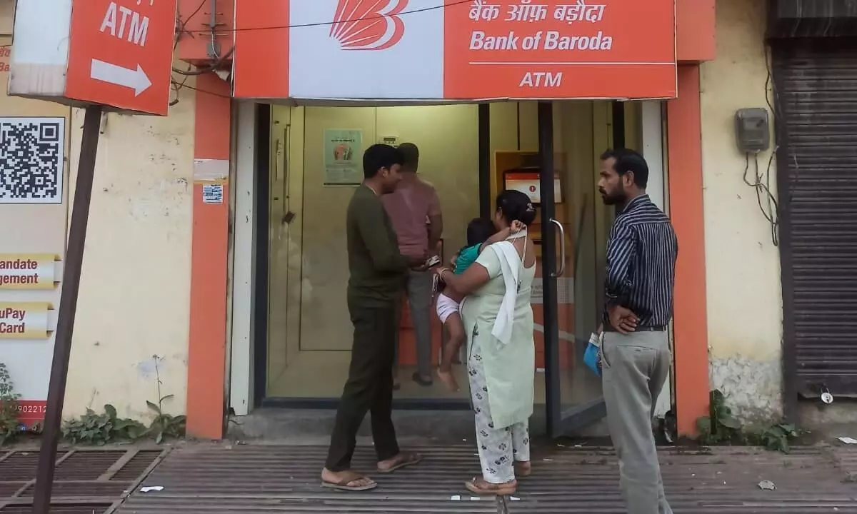 Moradabad : एटीएम पर स्पीकर लगाकर ठगों ने लगाया चूना Moradabad : एटीएम पर स्पीकर लगाकर ठगों ने लगाया चूना