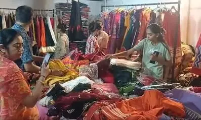 नवरात्र से पहले बाजार में गरबा ड्रेस की डिमांड तेज; चनिया-चोली की एडवांस बुकिंग शुरू नवरात्र से पहले बाजार में गरबा ड्रेस की डिमांड तेज; चनिया-चोली की एडवांस बुकिंग शुरू