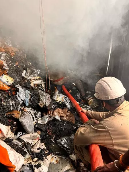 गाजियाबाद में कपड़ों के शोरूम में लगी भीषण आग; दमकल की चार गाड़ियों ने पाया काबू गाजियाबाद में कपड़ों के शोरूम में लगी भीषण आग; दमकल की चार गाड़ियों ने पाया काबू