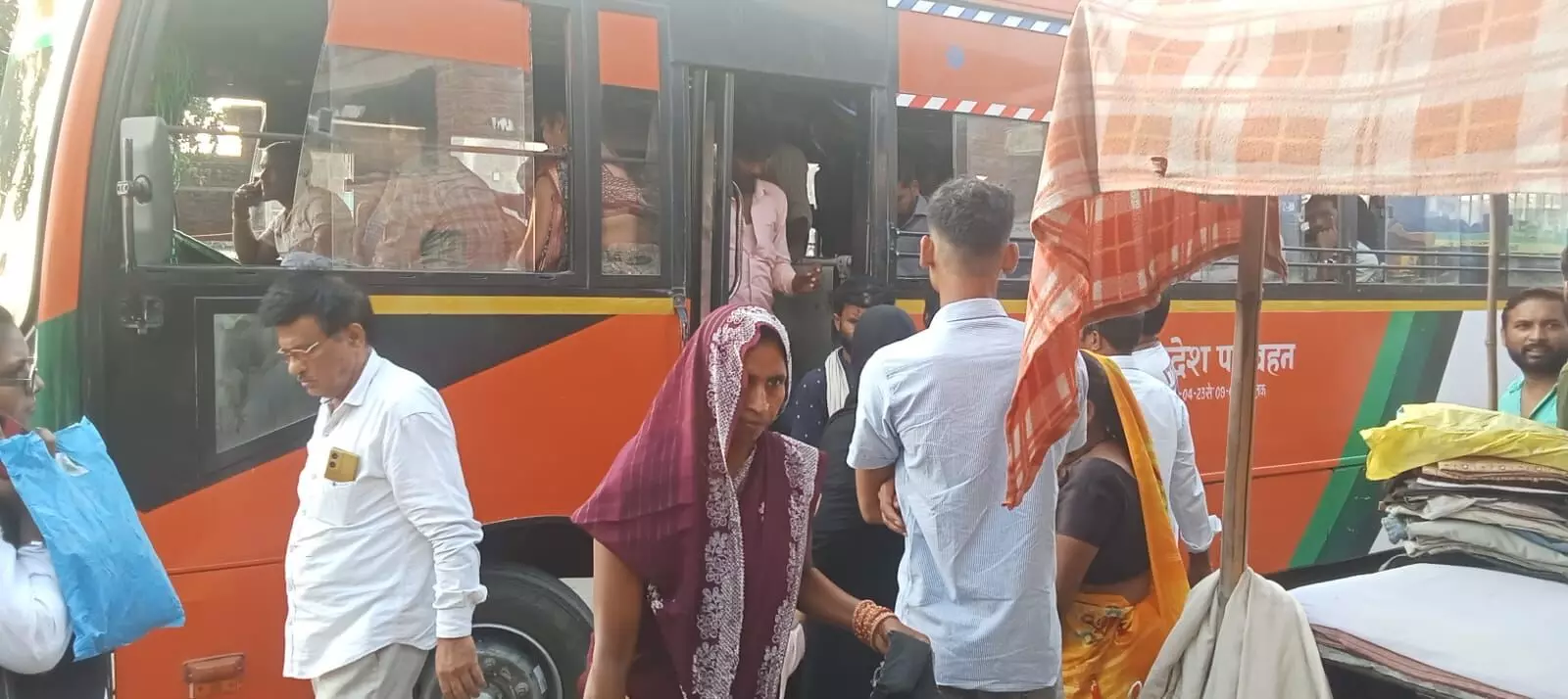 एक साल से बस स्टेशन का नवीनीकरण अधूरा, हाईवे किनारे उतरने-चढ़ने को मजबूर यात्री एक साल से बस स्टेशन का नवीनीकरण अधूरा, हाईवे किनारे उतरने-चढ़ने को मजबूर यात्री