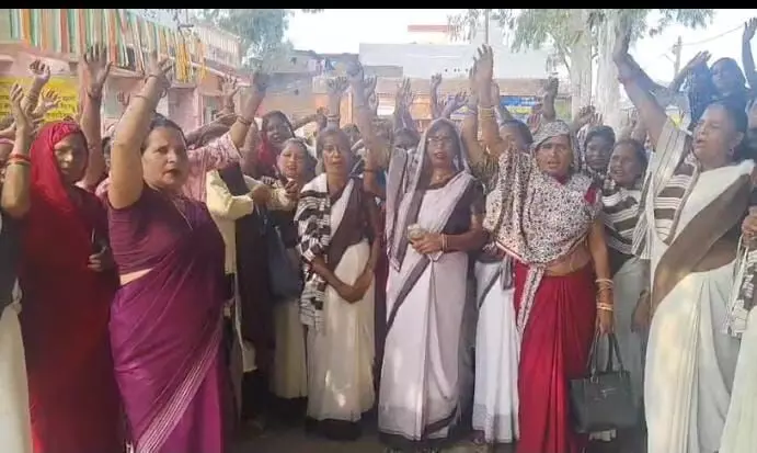 मानदेय के लिए आशा-संगिनियों का धरना, बोलीं- काम बढ़ा, भुगतान घटा मानदेय के लिए आशा-संगिनियों का धरना, बोलीं- काम बढ़ा, भुगतान घटा