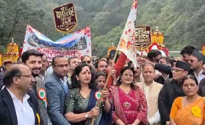 12 साल बाद लौटा मसूरी का शरदोत्सव, बारिश में भी कलाकारों का जोश बरकरार 12 साल बाद लौटा मसूरी का शरदोत्सव, बारिश में भी कलाकारों का जोश बरकरार