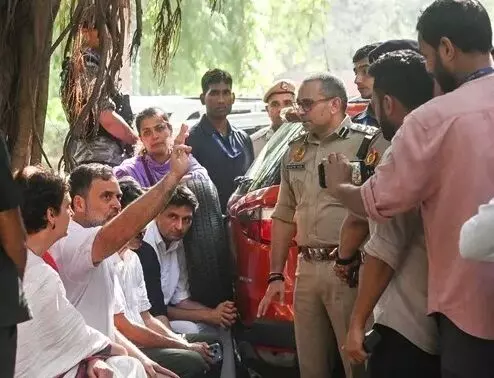विरोध प्रदर्शन के दौरान राहुल गांधी और प्रियंका हिरासत में, आकाशवाणी भवन खाली कराया विरोध प्रदर्शन के दौरान राहुल गांधी और प्रियंका हिरासत में, आकाशवाणी भवन खाली कराया
