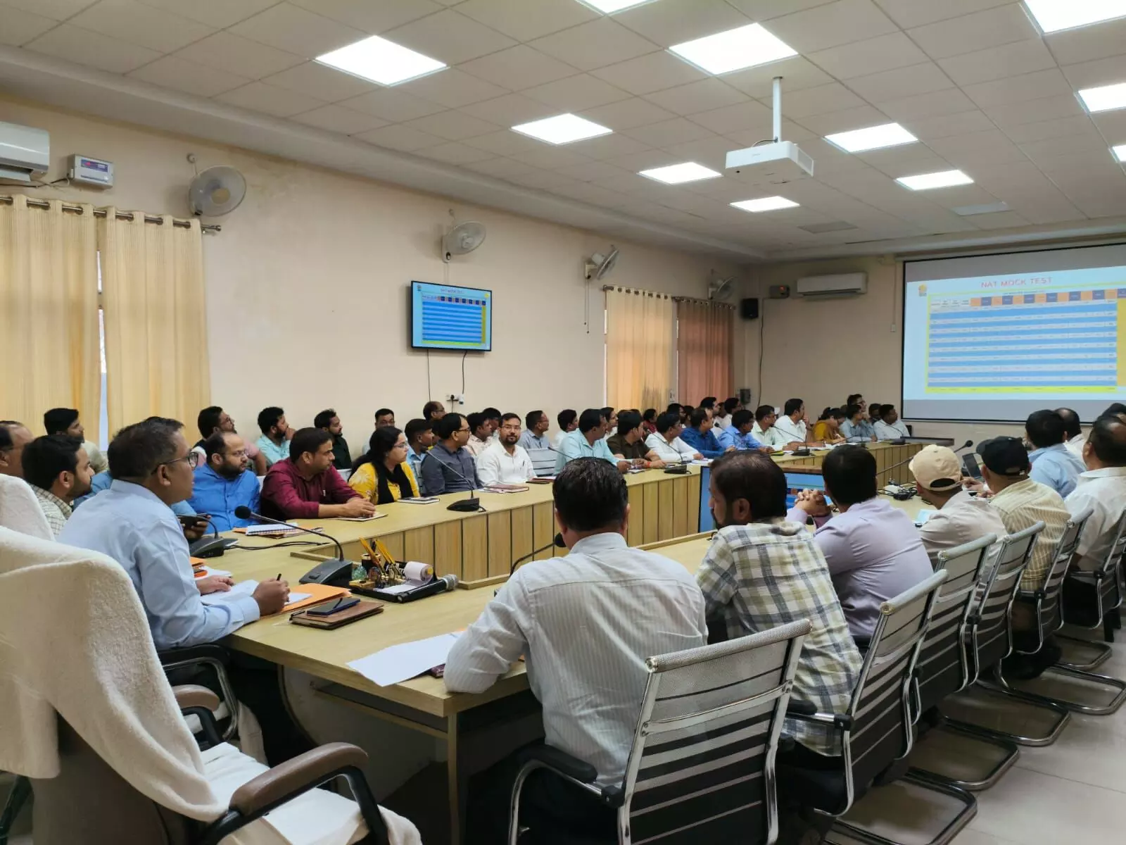 जनगणना के दूसरे चरण की तैयारी तेज, फील्ड ट्रेनर्स को डीएम ने दिलाया शत-प्रतिशत गणना का संकल्प