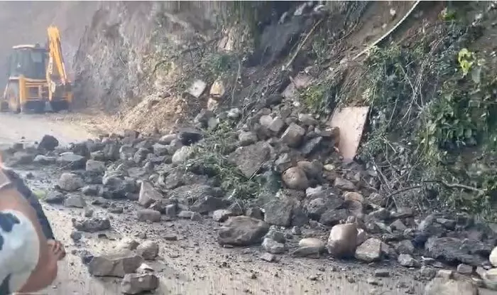 मसूरी में पहाड़ी दरकी तो सड़क पर आ गया मलबा, मसूरी-देहरादून मार्ग पर थमा यातायात