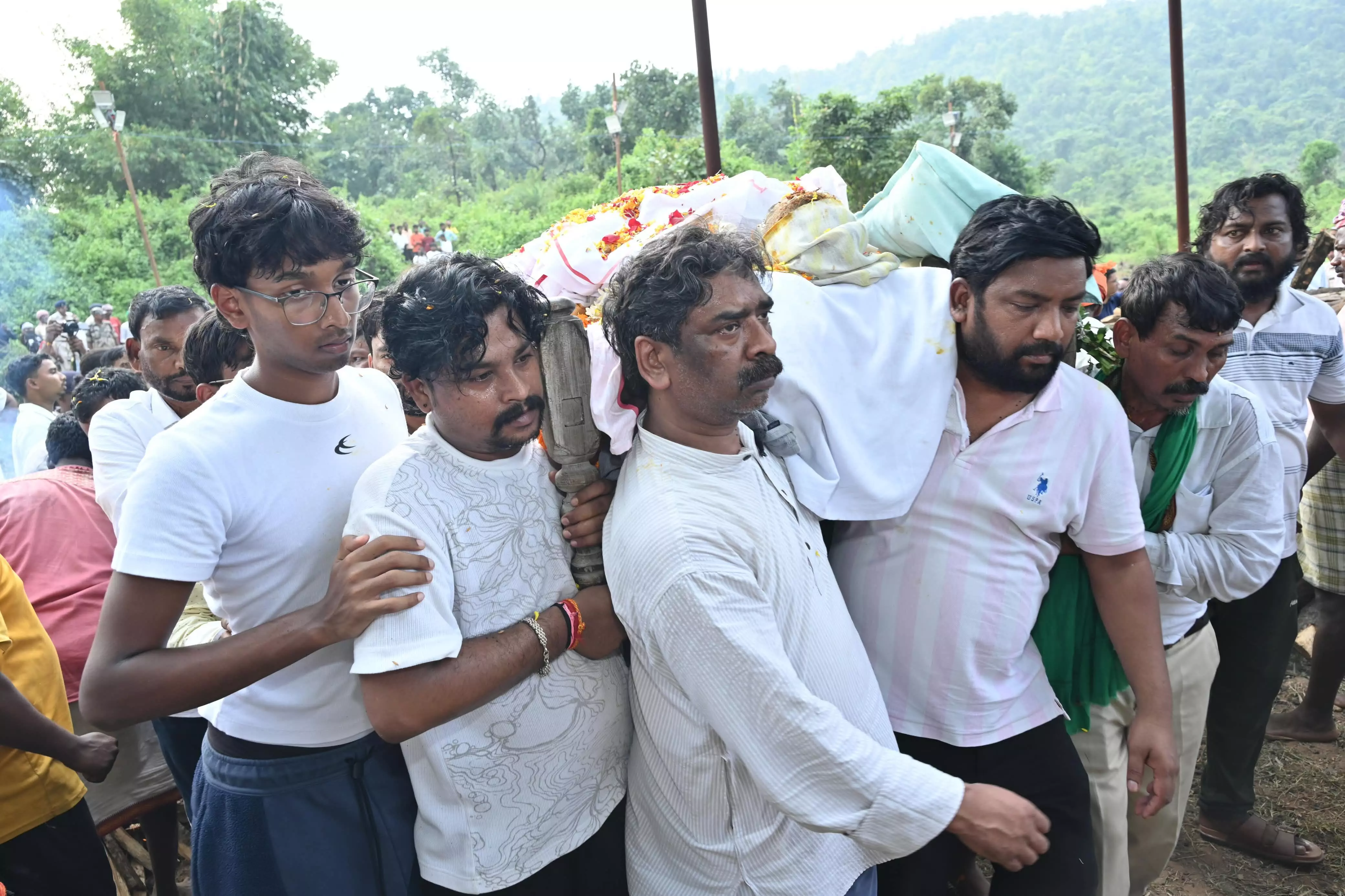 अश्रुपूर्ण आंखों से मां को अंतिम विदाई, हेमंत सोरेन ने दी मुखाग्नि :नेमरा में उमड़ा जनसैलाब