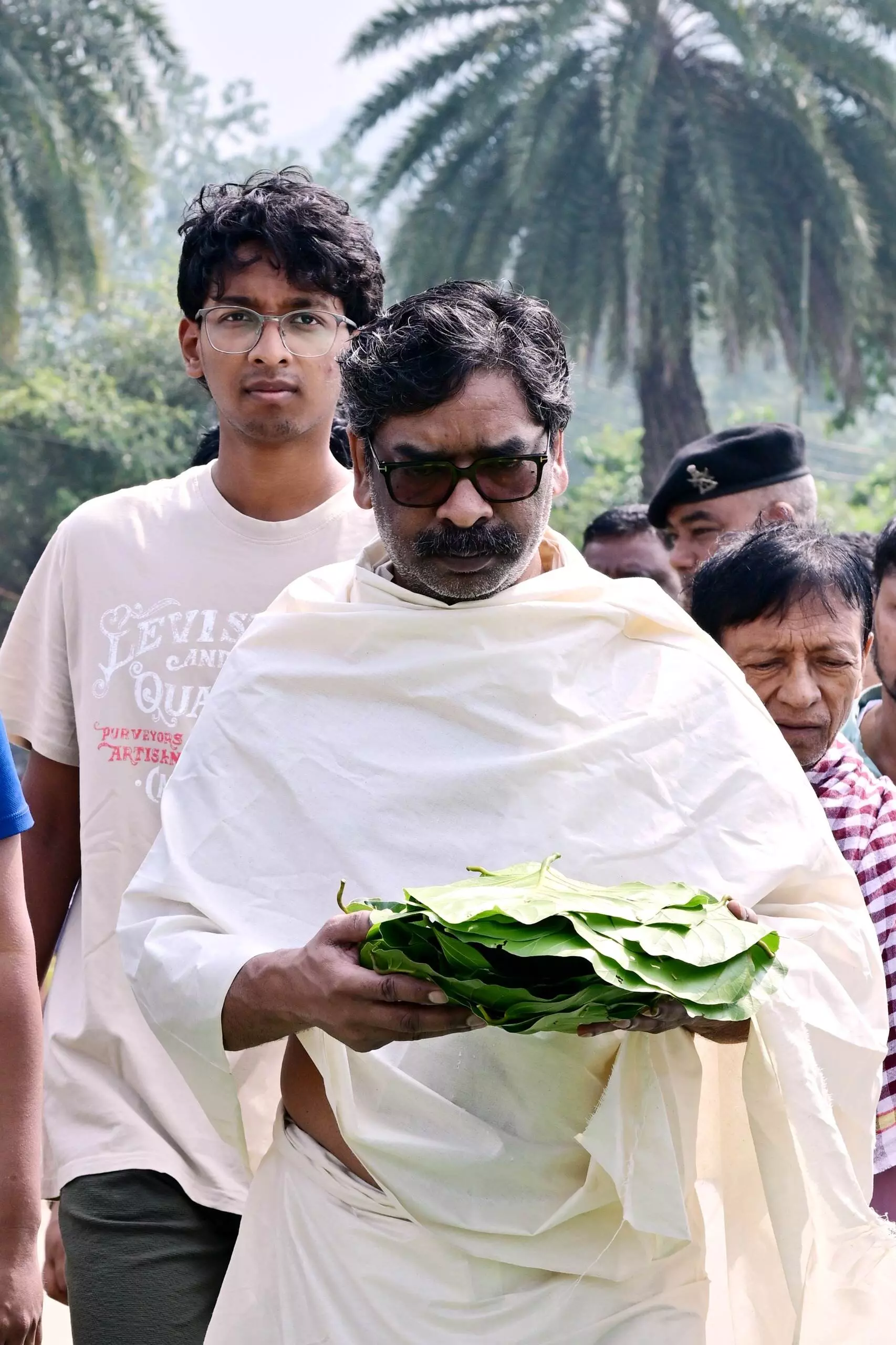 हेमंत सोरेन ने नेमरा में निभाई मां रूपी सोरेन के निमित्त भोजन परोसने की रस्म हेमंत सोरेन ने नेमरा में निभाई मां रूपी सोरेन के निमित्त भोजन परोसने की रस्म