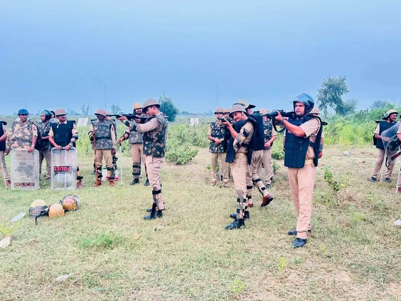 दंगा हुआ तो कैसे निपटेगी पुलिस? पुवायां में परखी गई तैयारियां दंगा हुआ तो कैसे निपटेगी पुलिस? पुवायां में परखी गई तैयारियां
