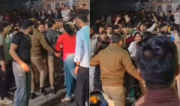 मसूरी में देर रात युवतियों और महिलाओं के बीच जमकर चले जूते-चप्पल, हंगामे का वीडियो वायरल मसूरी में देर रात युवतियों और महिलाओं के बीच जमकर चले जूते-चप्पल, हंगामे का वीडियो वायरल