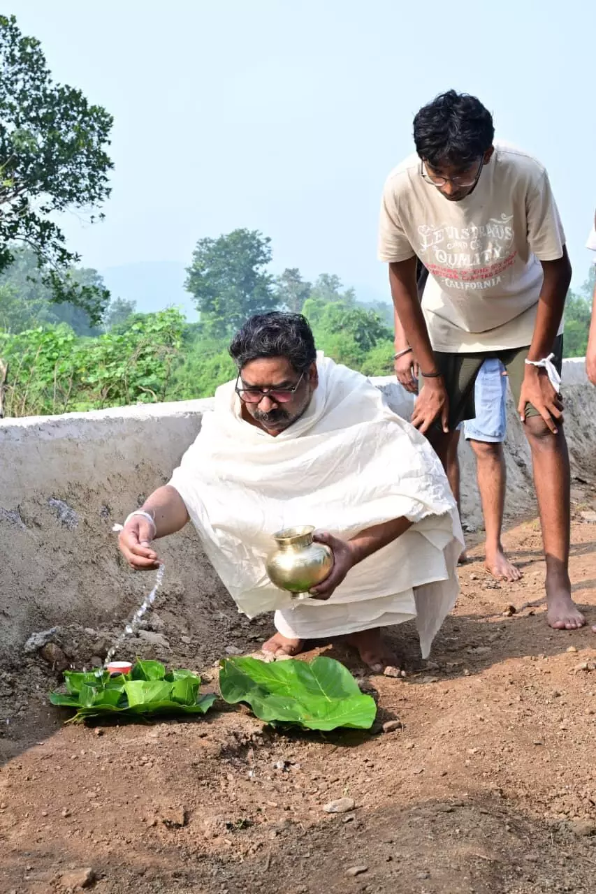 मां की स्मृति में हेमंत सोरेन ने निभाई पारंपरिक रस्म, नेमरा में परिवार के साथ किया संस्कार मां की स्मृति में हेमंत सोरेन ने निभाई पारंपरिक रस्म, नेमरा में परिवार के साथ किया संस्कार