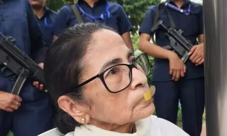 ममता बनर्जी को हिरासत में लिया गया, मुंह पर बैंड-ऐड लगाकर कर रही थीं विरोध-प्रदर्शन ममता बनर्जी को हिरासत में लिया गया, मुंह पर बैंड-ऐड लगाकर कर रही थीं विरोध-प्रदर्शन