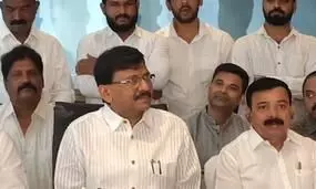 विरोध प्रदर्शनों के बीच संजय राउत का दावा: मार्च-अप्रैल तक गिर जाएगी केंद्र सरकार विरोध प्रदर्शनों के बीच संजय राउत का दावा: मार्च-अप्रैल तक गिर जाएगी केंद्र सरकार
