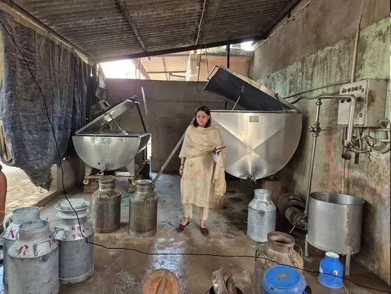 खाद्य सुरक्षा विभाग ने गंदगी में बनाई जा रही 2 कुंतल चाप नष्ट कराईं, फैक्ट्री सील खाद्य सुरक्षा विभाग ने गंदगी में बनाई जा रही 2 कुंतल चाप नष्ट कराईं, फैक्ट्री सील